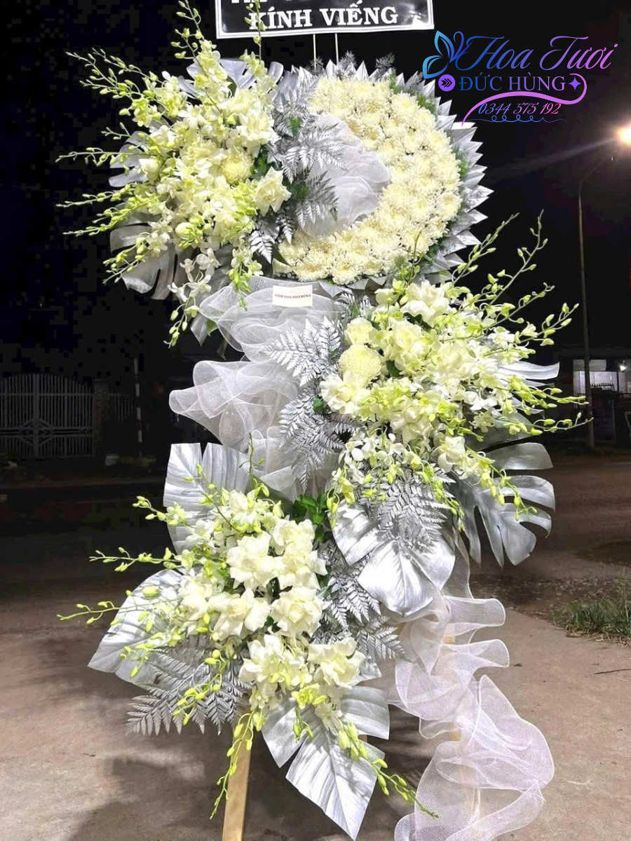 Kệ hoa viếng 3 tầng màu trắng sang trọng